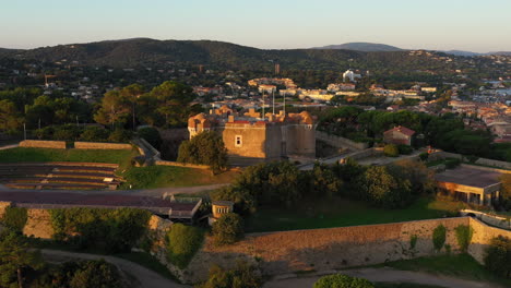 Amanecer-Sobre-El-Vuelo-Alrededor-De-La-Ciudadela-De-Saint-tropez-Museo-Marítimo